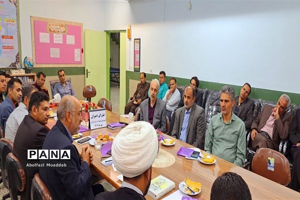 اولین جلسه شورای دبیران دبیرستان نمونه آیت الله خامنه‌ای کاشمر