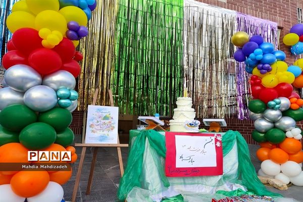 جشن بزرگ هفته وحدت و میلاد پیامبر اسلام (ص) در دبستان پسرانه حاج تقی احدیان
