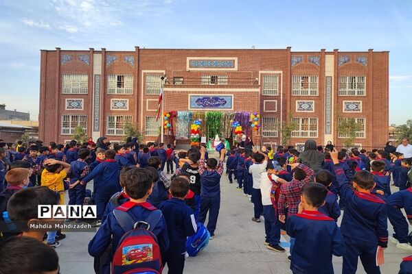 جشن بزرگ هفته وحدت و میلاد پیامبر اسلام (ص) در دبستان پسرانه حاج تقی احدیان
