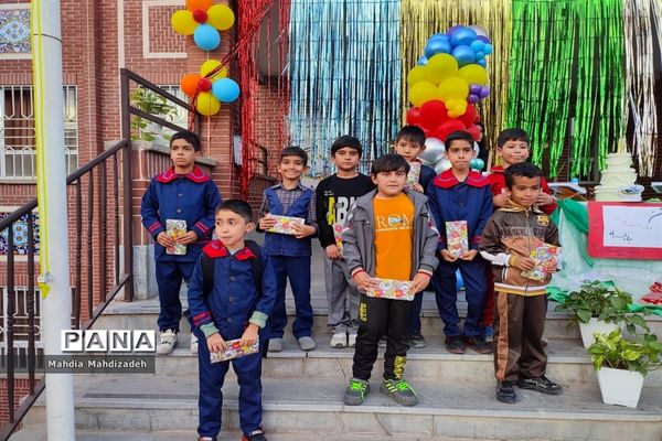 جشن بزرگ هفته وحدت و میلاد پیامبر اسلام (ص) در دبستان پسرانه حاج تقی احدیان