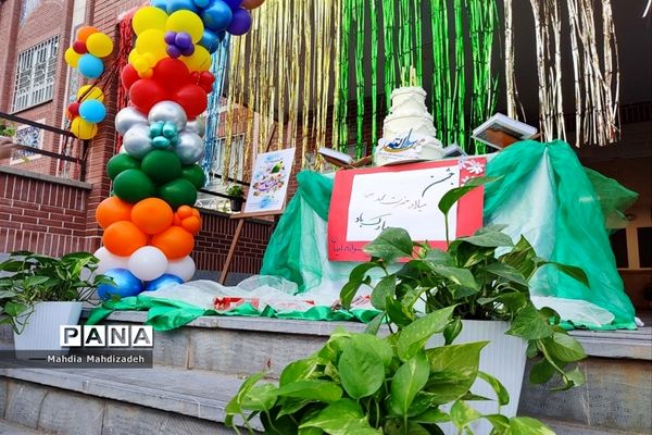 جشن بزرگ هفته وحدت و میلاد پیامبر اسلام (ص) در دبستان پسرانه حاج تقی احدیان