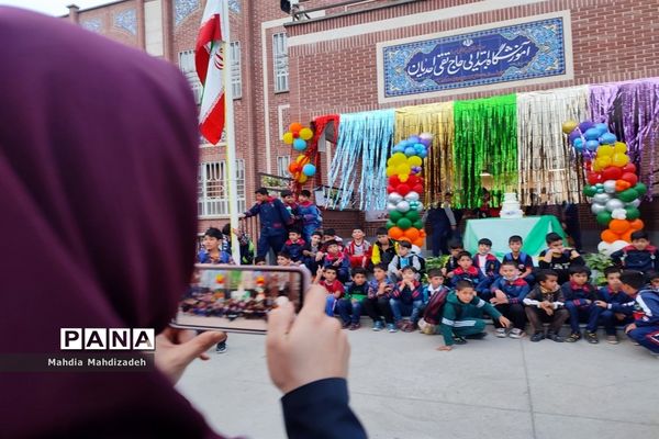 جشن بزرگ هفته وحدت و میلاد پیامبر اسلام (ص) در دبستان پسرانه حاج تقی احدیان