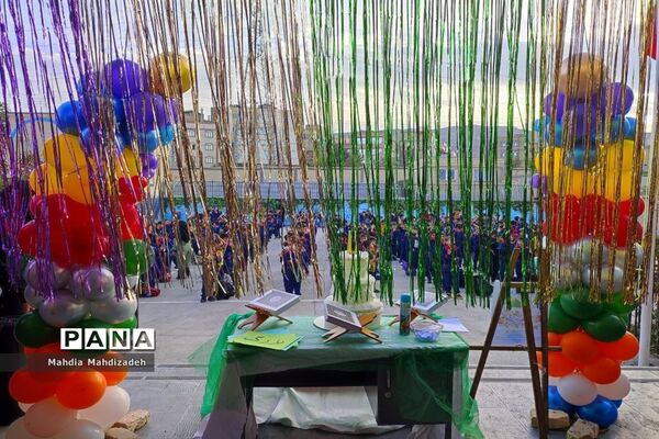 جشن بزرگ هفته وحدت و میلاد پیامبر اسلام (ص) در دبستان پسرانه حاج تقی احدیان