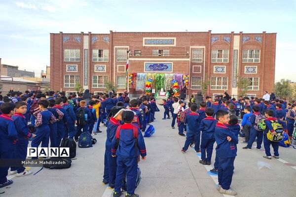 جشن بزرگ هفته وحدت و میلاد پیامبر اسلام (ص) در دبستان پسرانه حاج تقی احدیان