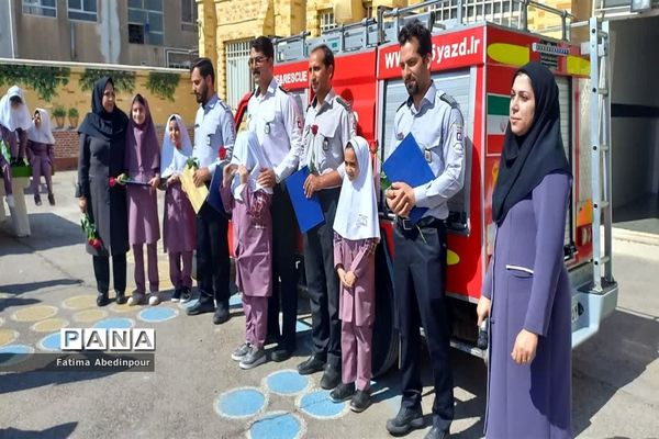 تکریم پدران آتش‌نشان به‌مناسبت روز آتش‌نشان در دبستان دخترانه معلم