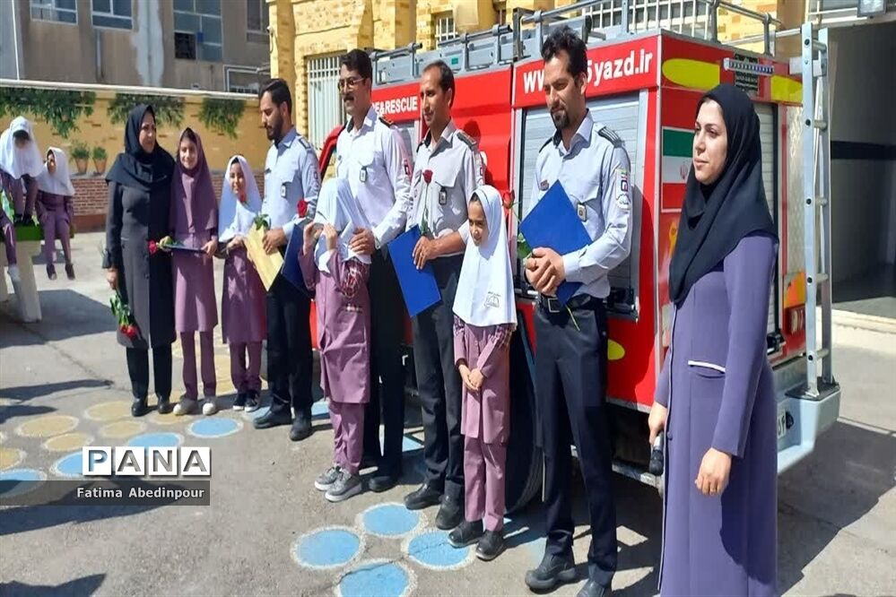 تکریم پدران آتش‌نشان به‌مناسبت روز آتش‌نشان در دبستان دخترانه معلم