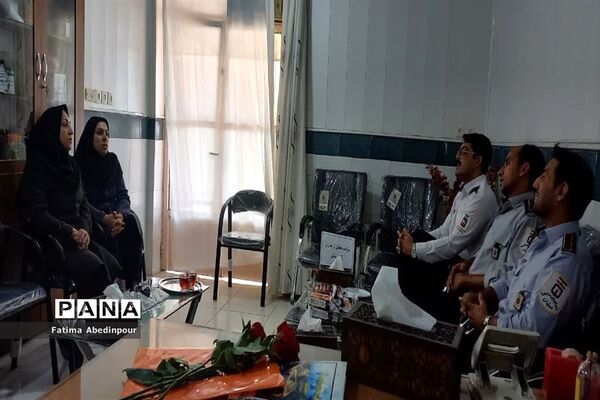 تکریم پدران آتش‌نشان به‌مناسبت روز آتش‌نشان در دبستان دخترانه معلم