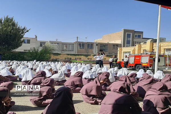 تکریم پدران آتش‌نشان به‌مناسبت روز آتش‌نشان در دبستان دخترانه معلم