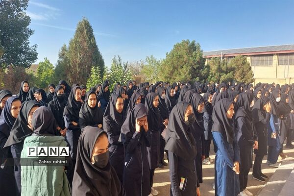 برگزاری جشن عاطفه‌ها در دبیرستان دخترانه فاطمه الزهرا(س)