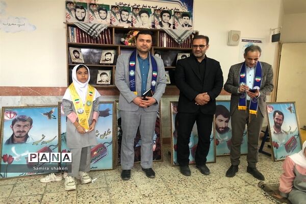 اجرای سرود یکصدا ایران و برپایی نمایشگاه دفاع مقدس در دبستان نرگس جاجرم