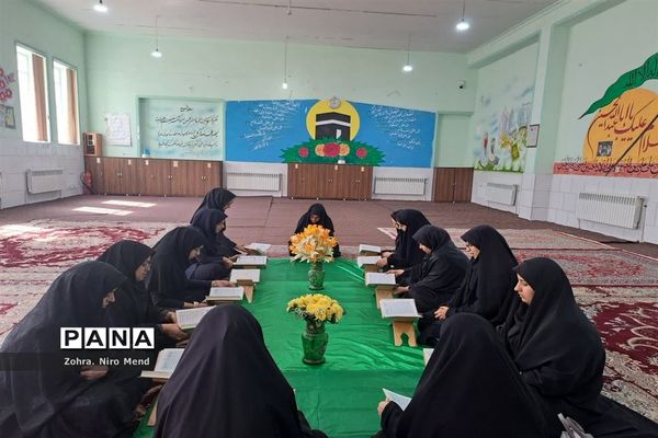 محفل انس با قرآن به‌مناسبت هفته وحدت در دبستان ۲۲ بهمن