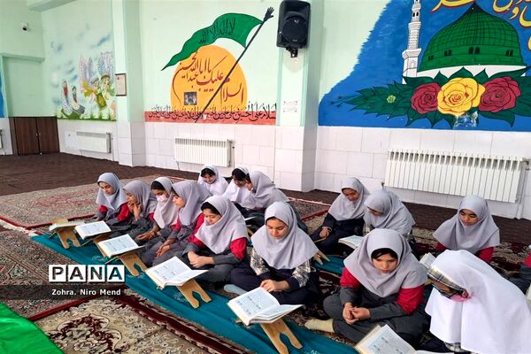محفل انس با قرآن به‌مناسبت هفته وحدت در دبستان ۲۲ بهمن