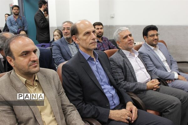 مراسم استانی جشن عاطفه‌ها در مدرسه بانو همایونی ناحیه یک اصفهان