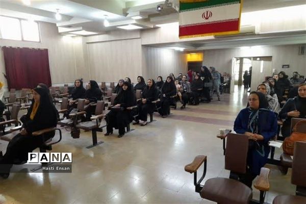 جلسه مجمع عمومی انجمن اولیا و مربیان دبیرستان آرمیتا مصلی‌نژاد