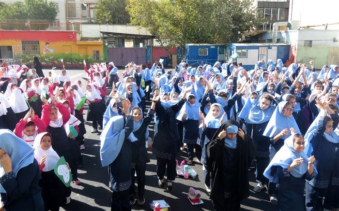معلمان محور تحول در جامعه هستند