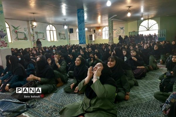 برگزاری جشن میلاد دو ستاره نورانی در دبیرستان مدنی منطقه ۱۸