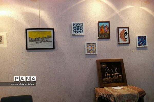 نمایشگاه هنرهای تجسمی هنرمندان شهرستان فیروزکوه به‌مناسبت هفته فرهنگی
