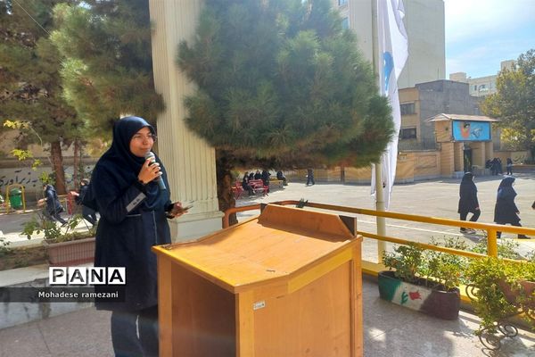 پخش نذری به‌مناسبت ولادت حضرت رسول اکرم (ص) و امام جعفر صادق (ع) در دبیرستان مهشید مصلی‌نژاد