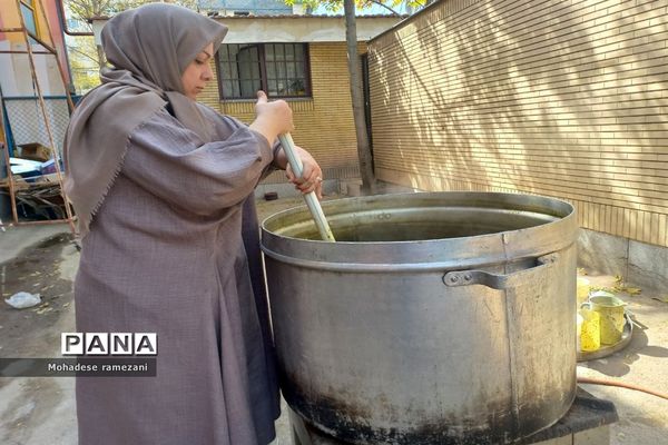 پخش نذری به‌مناسبت ولادت حضرت رسول اکرم (ص) و امام جعفر صادق (ع) در دبیرستان مهشید مصلی‌نژاد
