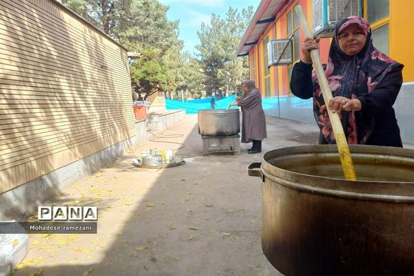 پخش نذری به‌مناسبت ولادت حضرت رسول اکرم (ص) و امام جعفر صادق (ع) در دبیرستان مهشید مصلی‌نژاد