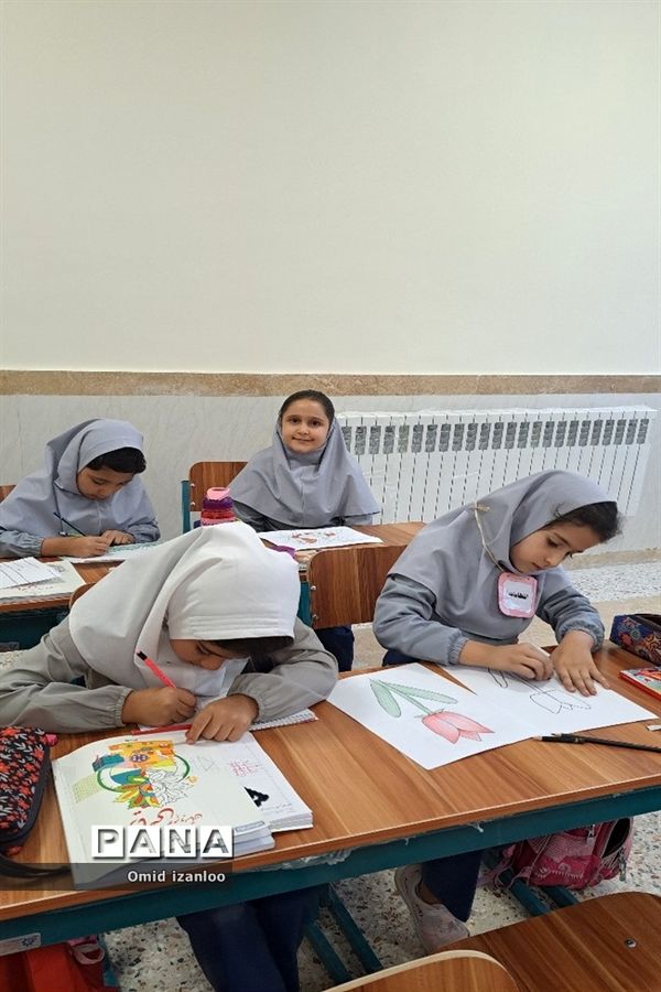 نقاشی همگانی با موضوع ایثار و شهادت در آموزشگاه‌های ابتدایی خراسان شمالی