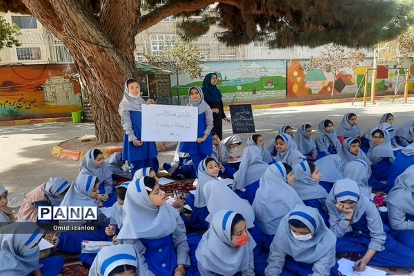 نقاشی همگانی با موضوع ایثار و شهادت در آموزشگاه‌های ابتدایی خراسان شمالی