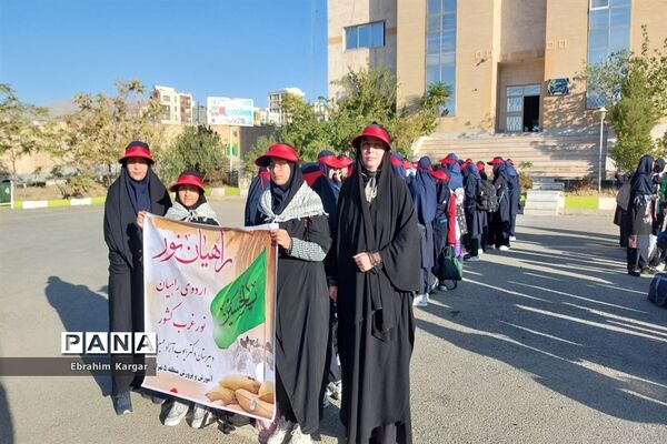 بدرقه دختران منطقه ۵ برای اعزام به اردوی راهیان نور غرب کشور