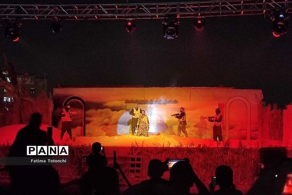 اجرای نمایش آن سوی تاریکی‌ها درجستجوی نور