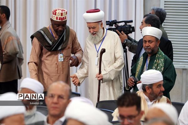 دیدار مسئولان نظام، سفرای کشور‌های اسلامی و میهمانان کنفرانس وحدت با مقام معظم رهبری