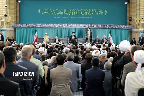 دیدار مسئولان نظام، سفرای کشور‌های اسلامی و میهمانان کنفرانس وحدت با مقام معظم رهبری