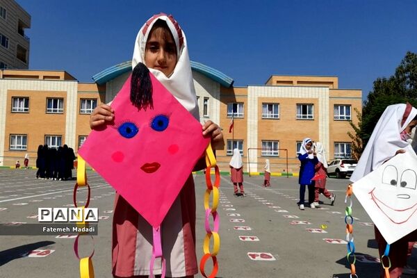 ساخت بادباک به‌مناسبت روز جهانی کودک در دبستان مهرآیین بهارستان‌۲