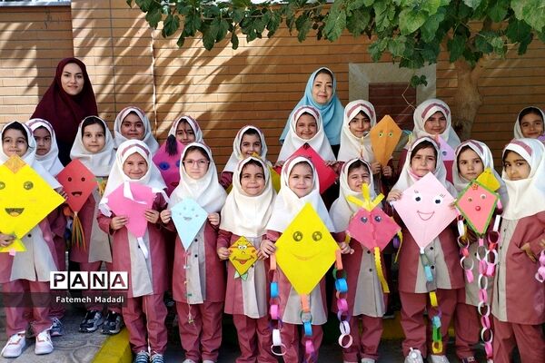 ساخت بادباک به‌مناسبت روز جهانی کودک در دبستان مهرآیین بهارستان‌۲