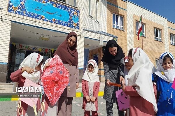 ساخت بادباک به‌مناسبت روز جهانی کودک در دبستان مهرآیین بهارستان‌۲