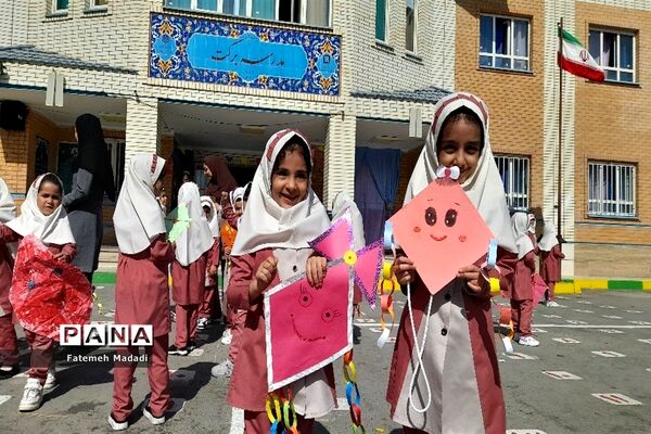 ساخت بادباک به‌مناسبت روز جهانی کودک در دبستان مهرآیین بهارستان‌۲