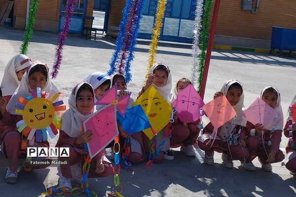 ساخت بادباک به‌مناسبت روز جهانی کودک در دبستان مهرآیین بهارستان‌۲