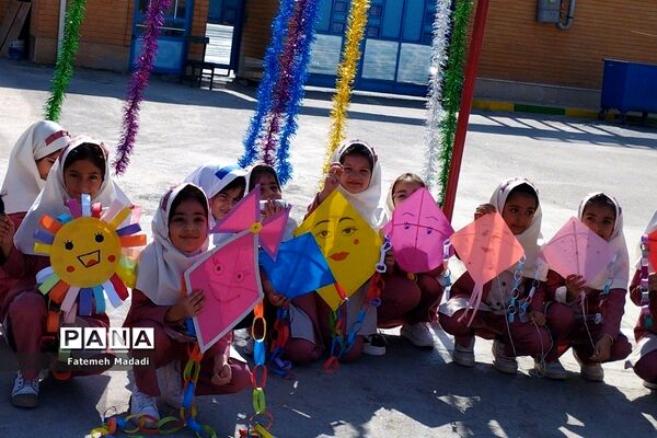 ساخت بادباک به‌مناسبت روز جهانی کودک در دبستان مهرآیین بهارستان‌۲