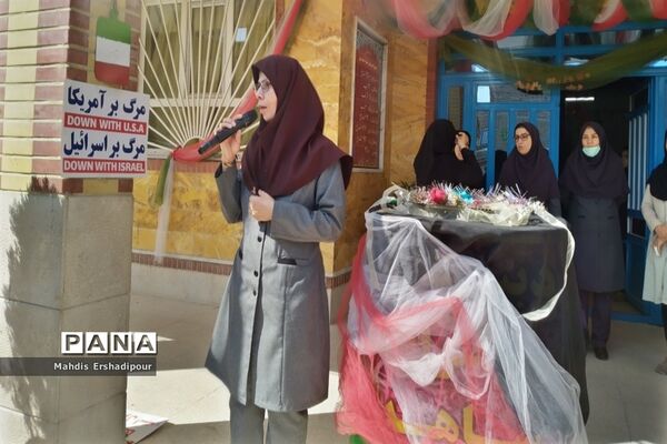 نواختن زنگ حمایت از مردم فلسطین در دبیرستان شاهد کوثر