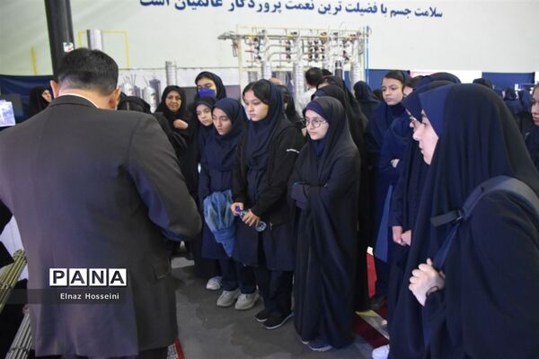 بازدید از نمایشگاه تخصصی دستاوردهای صنعت هسته‌ای کشور
