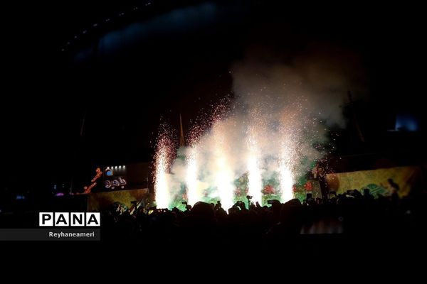 جشن بزرگ میلاد پیامبر اکرم (ص) در میدان ولیعصر تهران