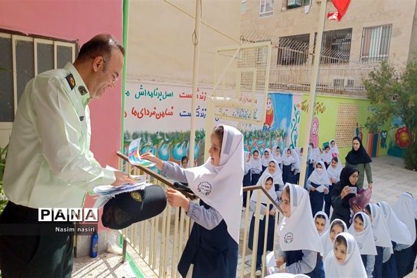 تجلیل از زحمات کارکنان نیروی انتظامی ملارد در دبستان سارا