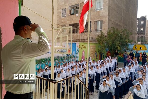 تجلیل از زحمات کارکنان نیروی انتظامی ملارد در دبستان سارا