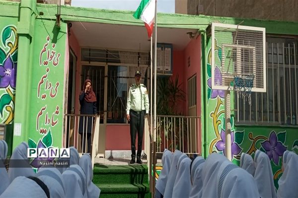 تجلیل از زحمات کارکنان نیروی انتظامی ملارد در دبستان سارا