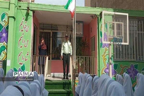 تجلیل از زحمات کارکنان نیروی انتظامی ملارد در دبستان سارا