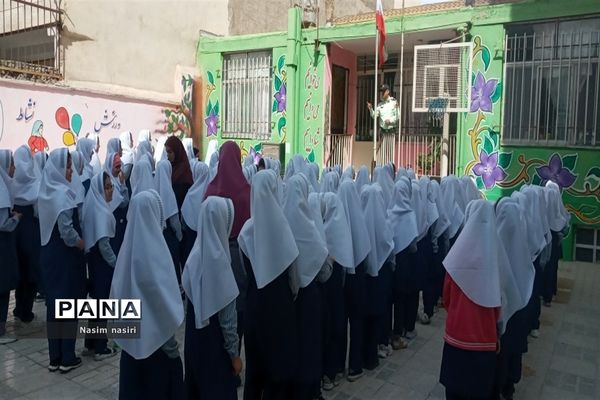 تجلیل از زحمات کارکنان نیروی انتظامی ملارد در دبستان سارا