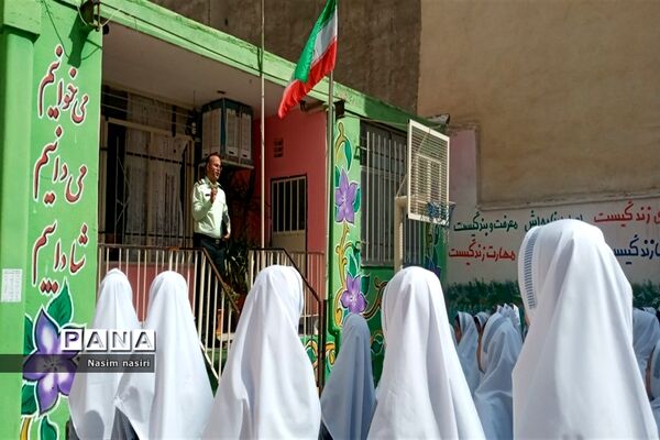 تجلیل از زحمات کارکنان نیروی انتظامی ملارد در دبستان سارا