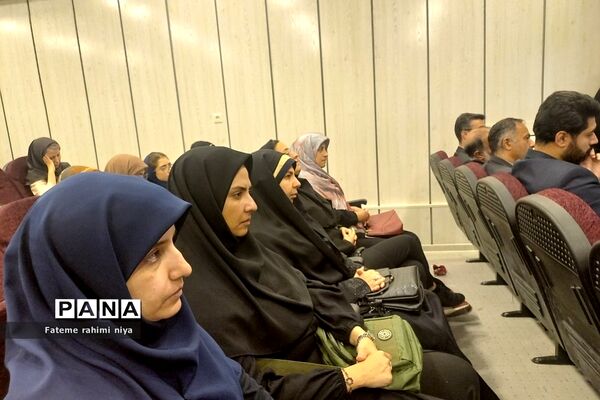 مراسم تقدیر از دانش‌آموزان برتر کشوری در رودهن