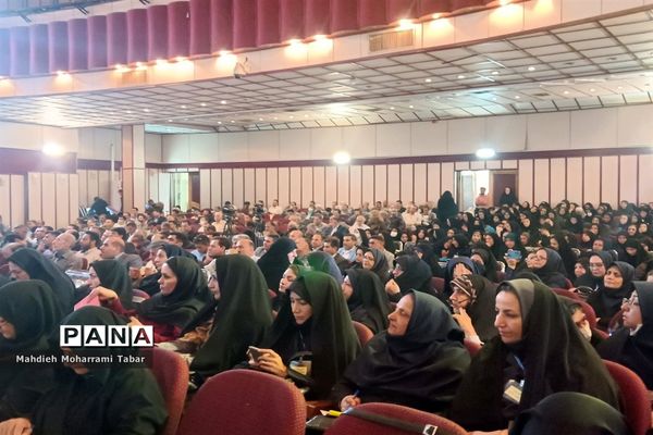 نشست صمیمانه استاندار فارس با مدیران مدارس استان