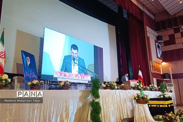 نشست صمیمانه استاندار فارس با مدیران مدارس استان