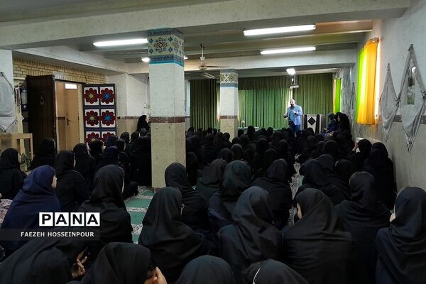 برگزاری همایش انگیزشی «بهترین خودت باش» ویژه دانش‌آموزان کنکوری در دبیرستان حکمت