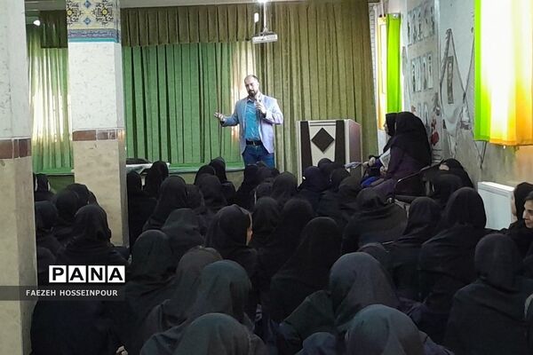 برگزاری همایش انگیزشی «بهترین خودت باش» ویژه دانش‌آموزان کنکوری در دبیرستان حکمت